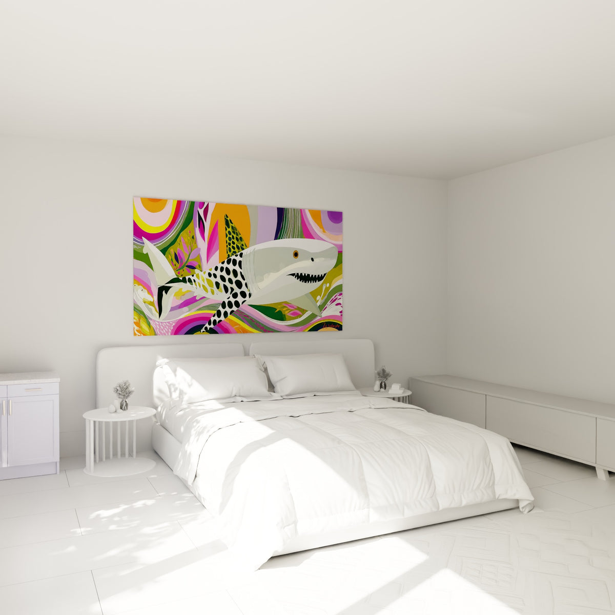 Squale tacheté aux couleurs tropicales accroché au-dessus d'un lit dans une chambre claire