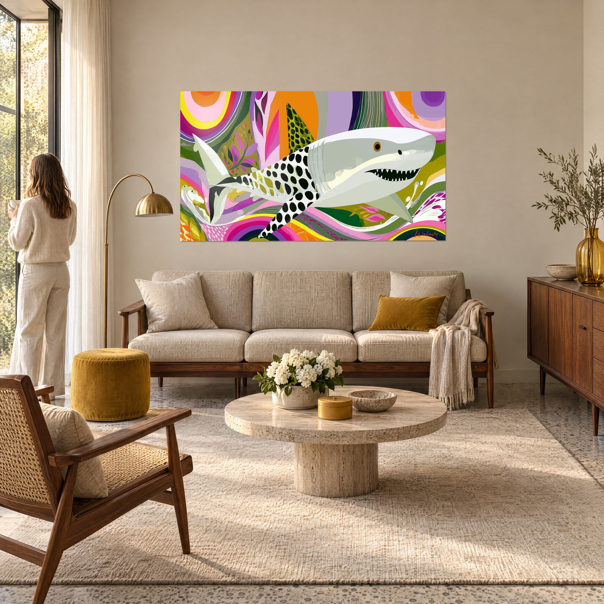 Tableau requin blanc cuirassé de pois noirs, vagues roses et jaunes, fond orange, au-dessus d'un canapé dans un salon lumineux