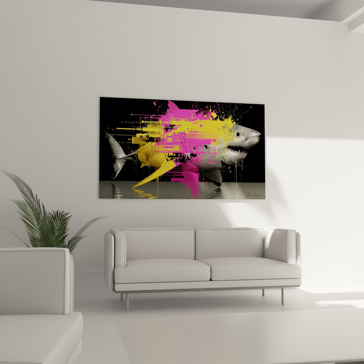Gueule entrouverte du requin aux teintes grises et roses, au-dessus d'un canapé dans un salon lumineux