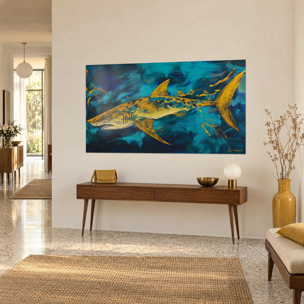 Tableau squale aux nageoires jaune d'or et au ventre crème, fond turquoise et marine, accroché au-dessus d'une console en bois, vue de trois-quarts