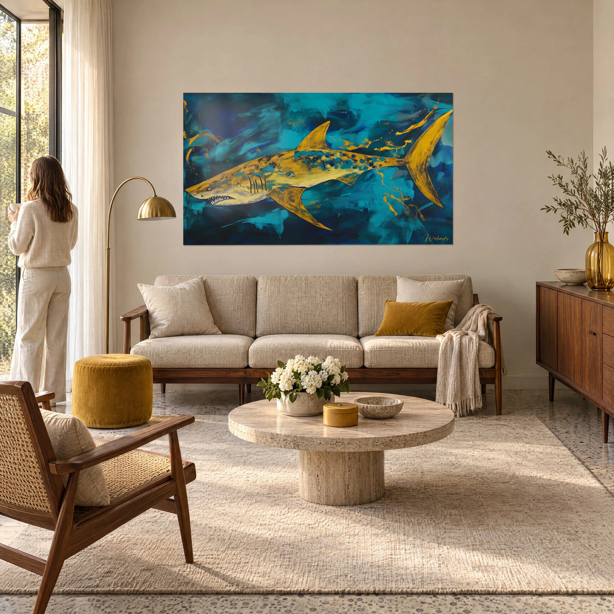 Schilderij van een tijgerhaai in okergoud die door middernachtblauwe en turquoise golven snijdt, gedurfde penseelstreken, boven een bank in een lichte woonkamer
