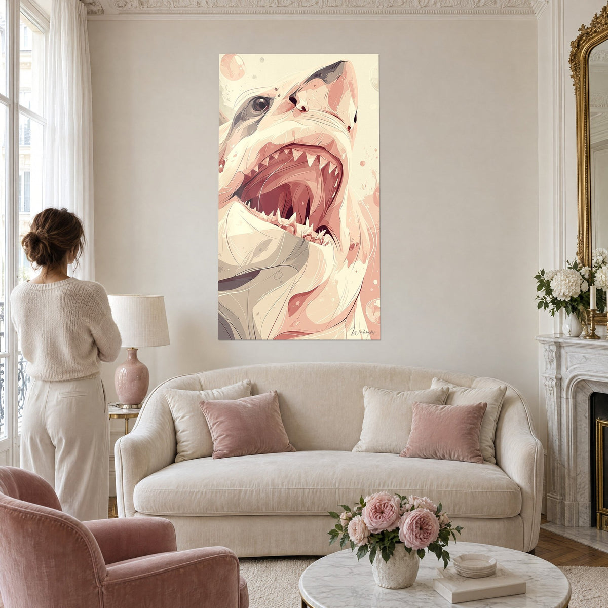Gemälde Weißer Hai mit weit geöffnetem Maul, elfenbeinfarbene Zähne und rosé Gaumen, über einem Sofa in einem hellen Wohnzimmer