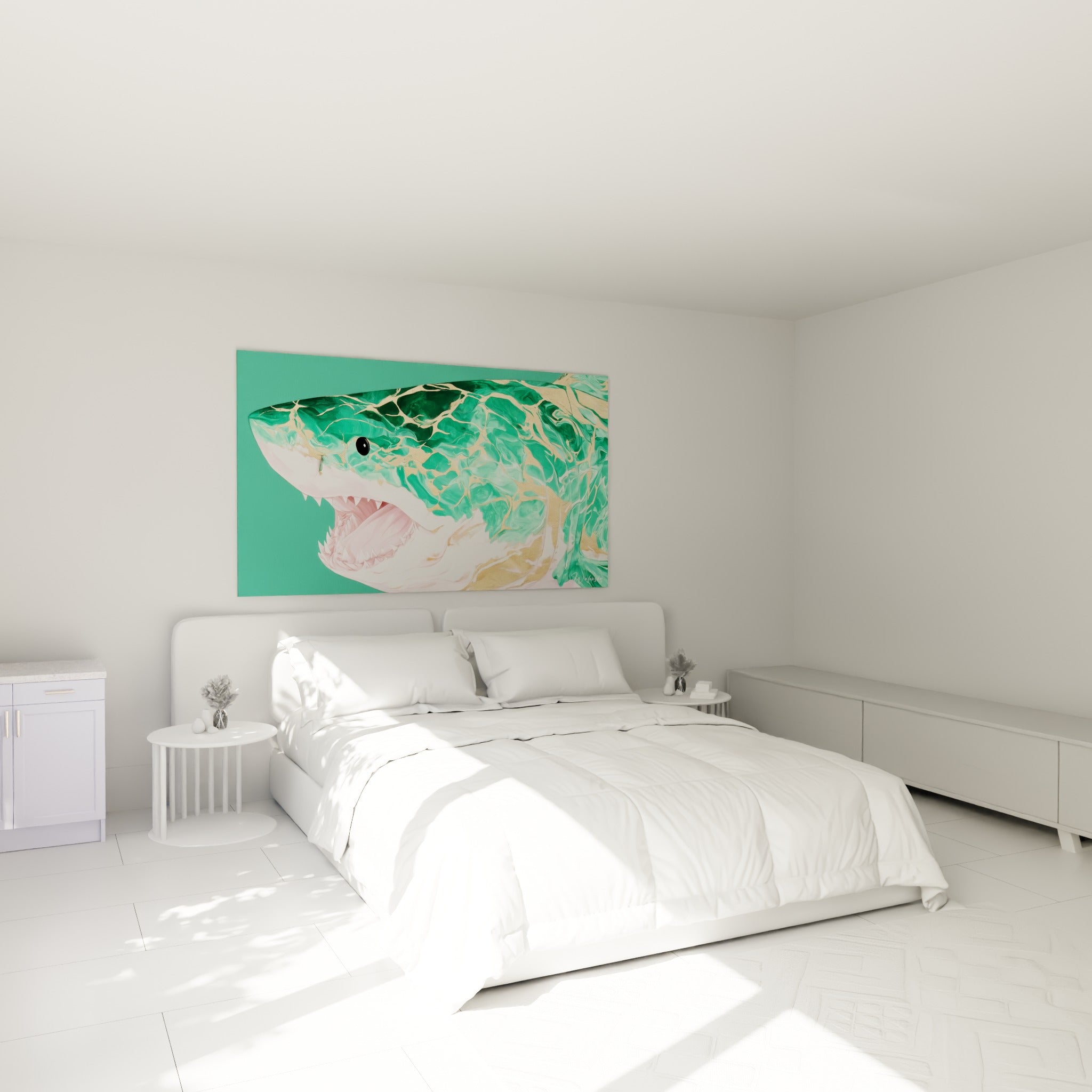 Prédateur marin vert et doré, mâchoire ouverte, accroché au-dessus d'un lit dans une chambre claire
