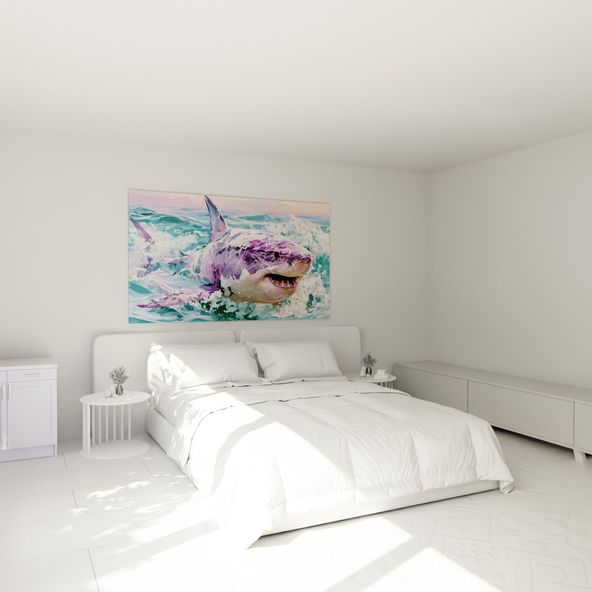 Requin mauve jaillissant de l'écume turquoise, œil sombre perçant, accroché au-dessus d'un lit dans une chambre claire