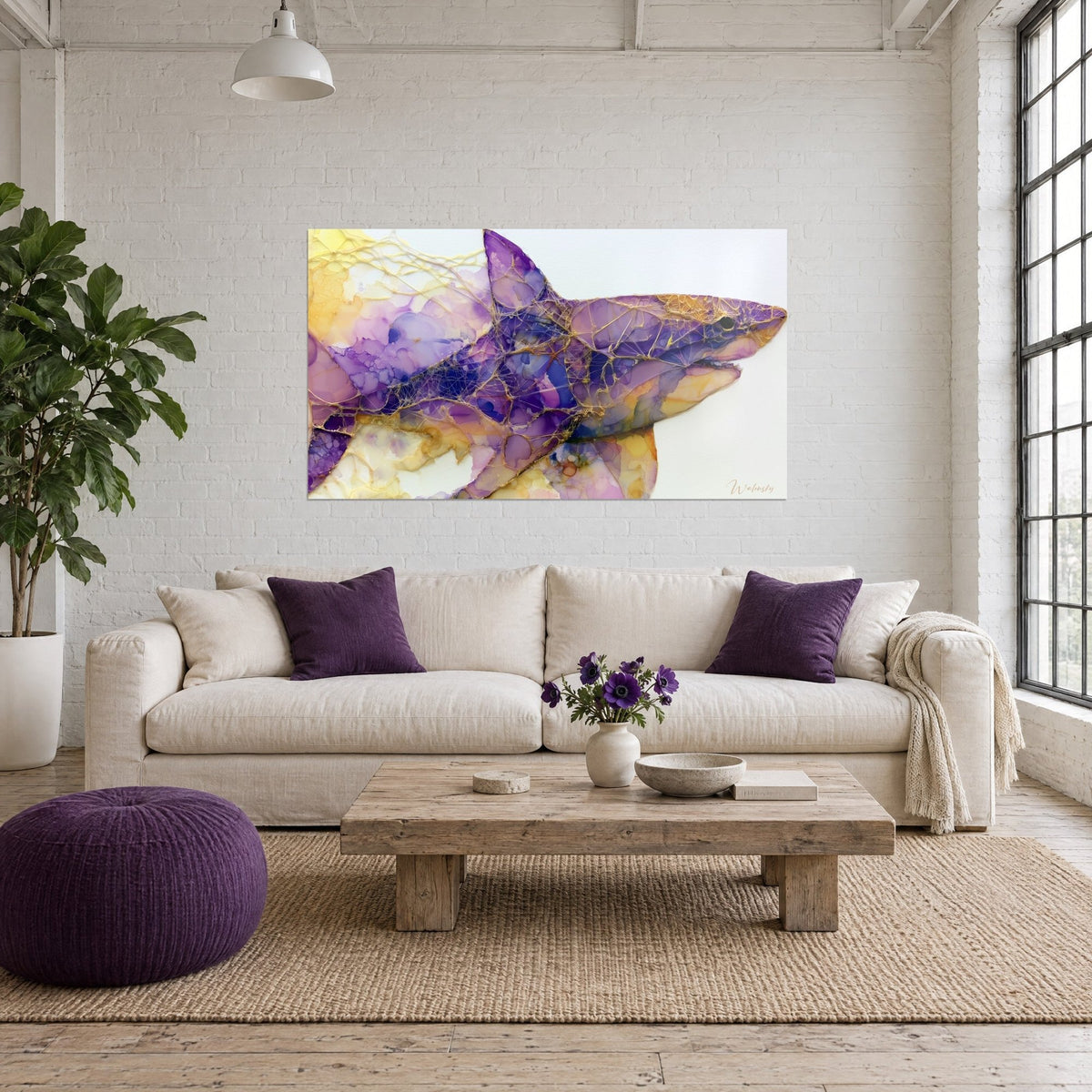 Gemälde Hai in Amethyst- und Goldtönen, goldene Linien auf dem Rücken, über einem Sofa in einem hellen Wohnzimmer