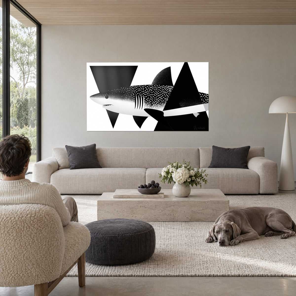 Tableau requin pointillé noir et blanc aux triangles géométriques, œil rond et branchies striées, au-dessus d'un canapé dans un salon lumineux