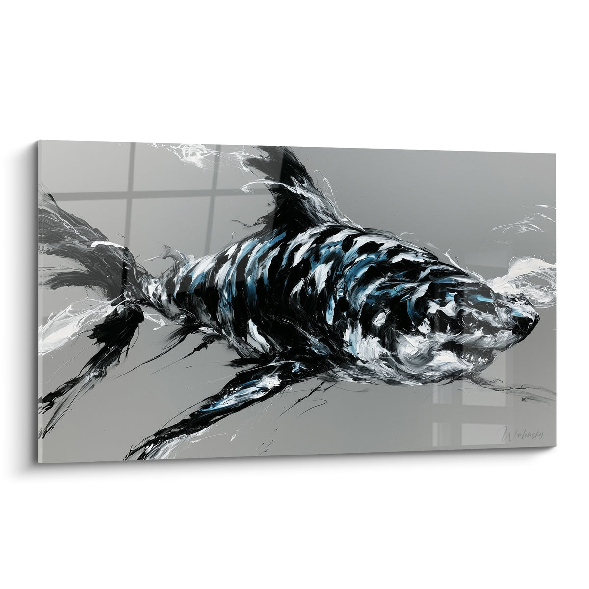 Requin noir et bleu marine peint en pleine nage, gueule ouverte, fond gris uni