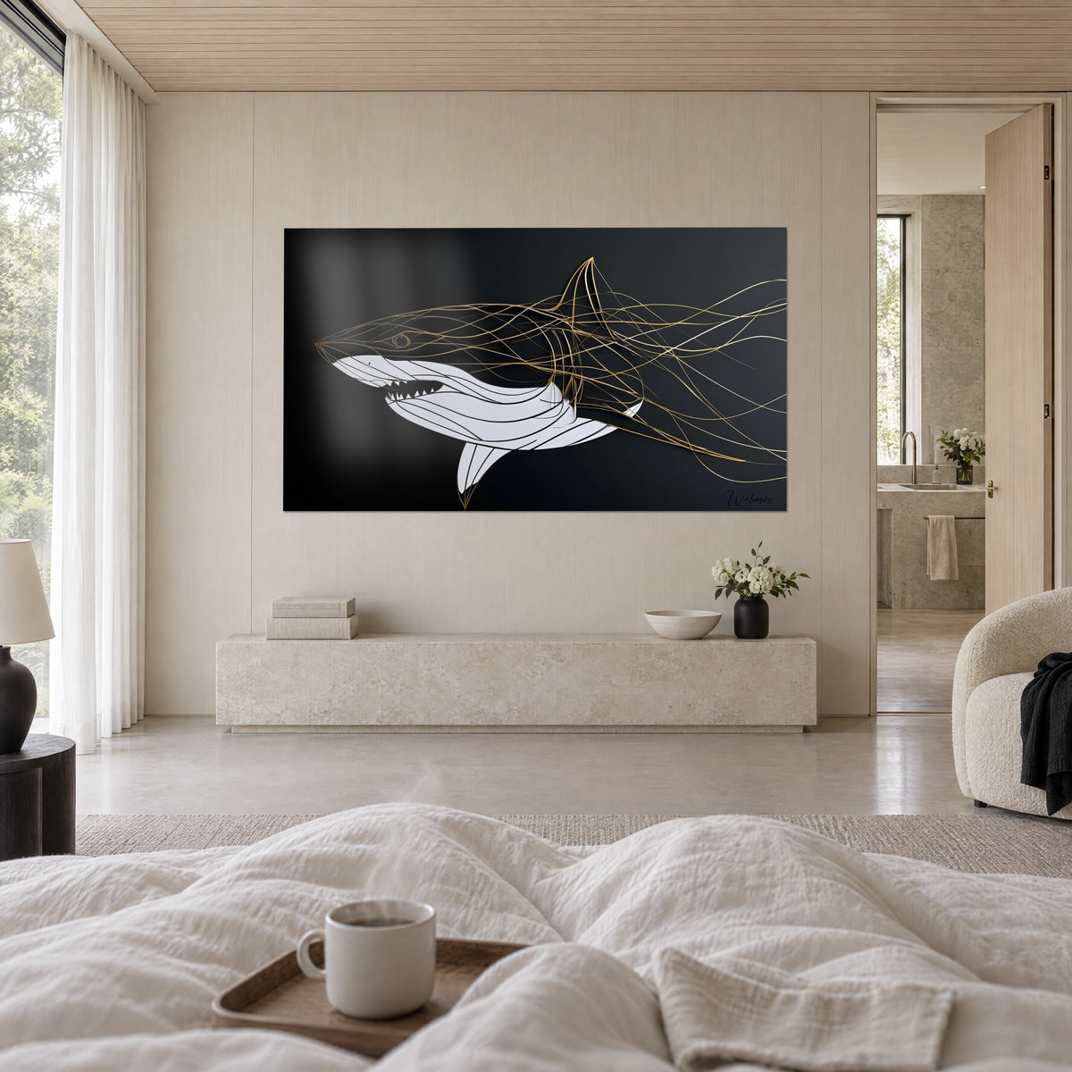 Tableau grand requin blanc cerné de lignes dorées sur fond noir, au-dessus d'un lit dans une chambre claire