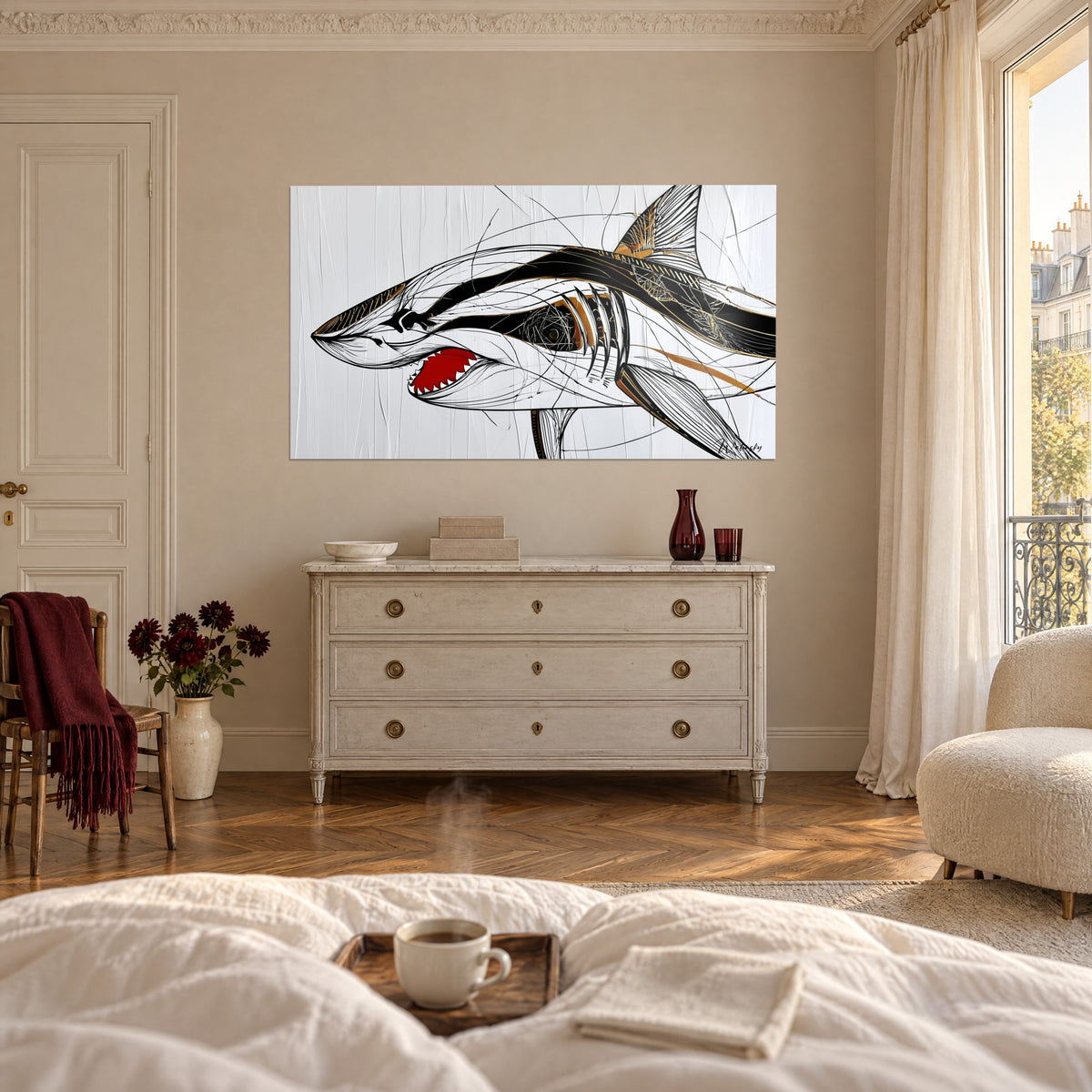 Tableau grand requin dessiné à l'encre, gueule rouge ouverte et reflets or, au-dessus d'un lit dans une chambre claire, commode blanche dessous
