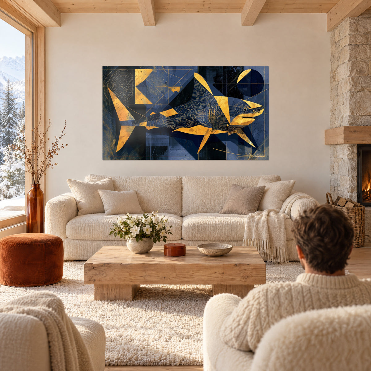 Gemälde Geometrischer Hai in Gold auf marineblauem Grund, hängend, zwei Personen von hinten, über einem Sofa in einem hellen Wohnzimmer