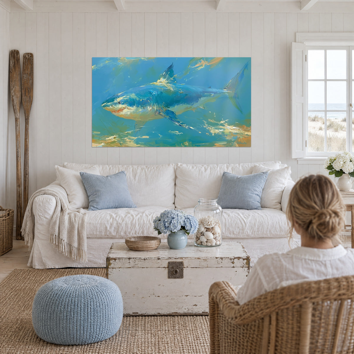 Quadro di uno squalo blu che scivola in acque turchesi, riflessi dorati, spettatrice di schiena sopra un divano in un soggiorno luminoso