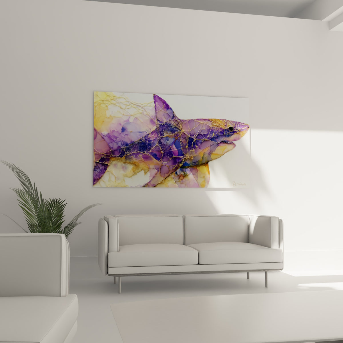 Requin mauve et doré aux textures marbrées, suspendu au-dessus d'un canapé dans un salon lumineux