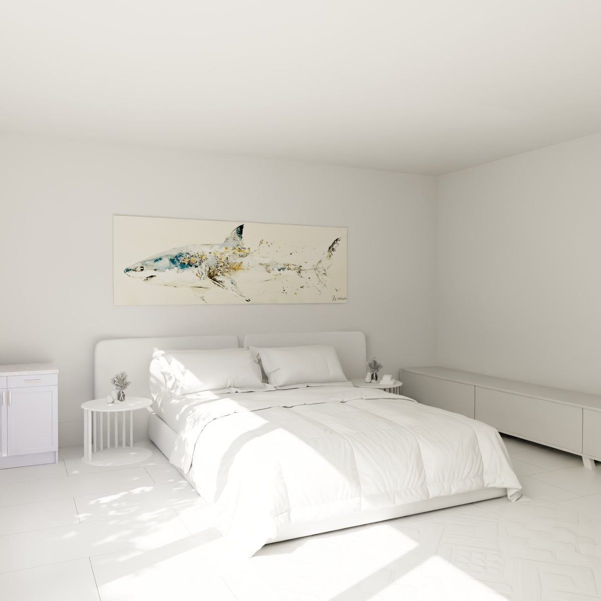 Squale aux teintes bleu marine et ocre suspendu au-dessus d'un lit dans une chambre claire