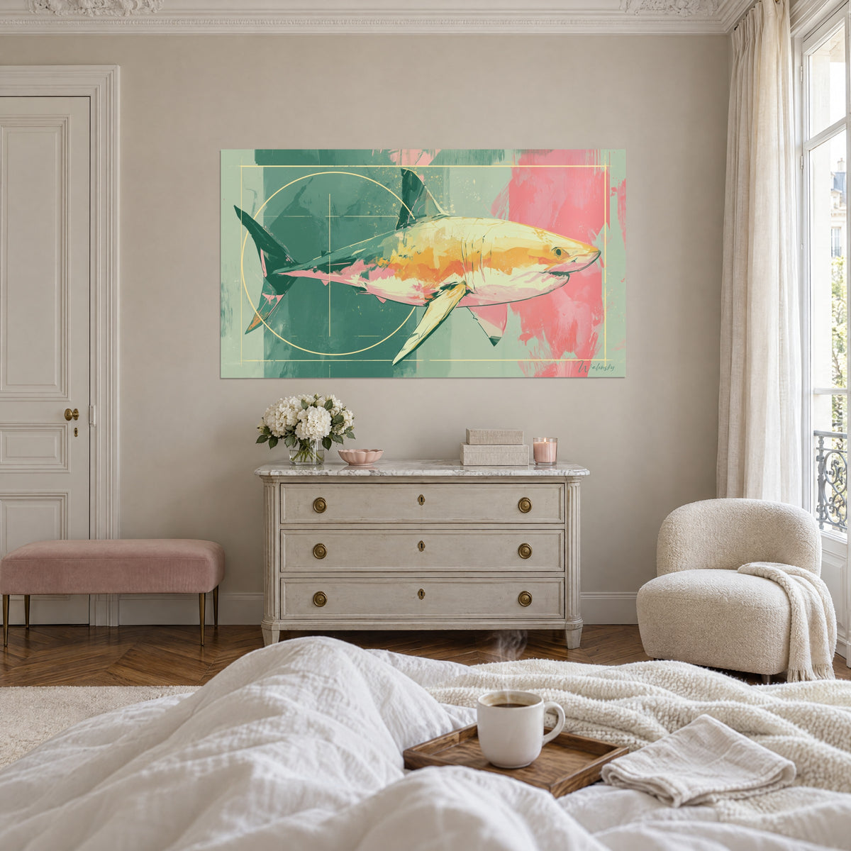 Tableau grand requin blanc teinté d'ocre et de corail, queue vert sauge, au-dessus d'un lit dans une chambre claire