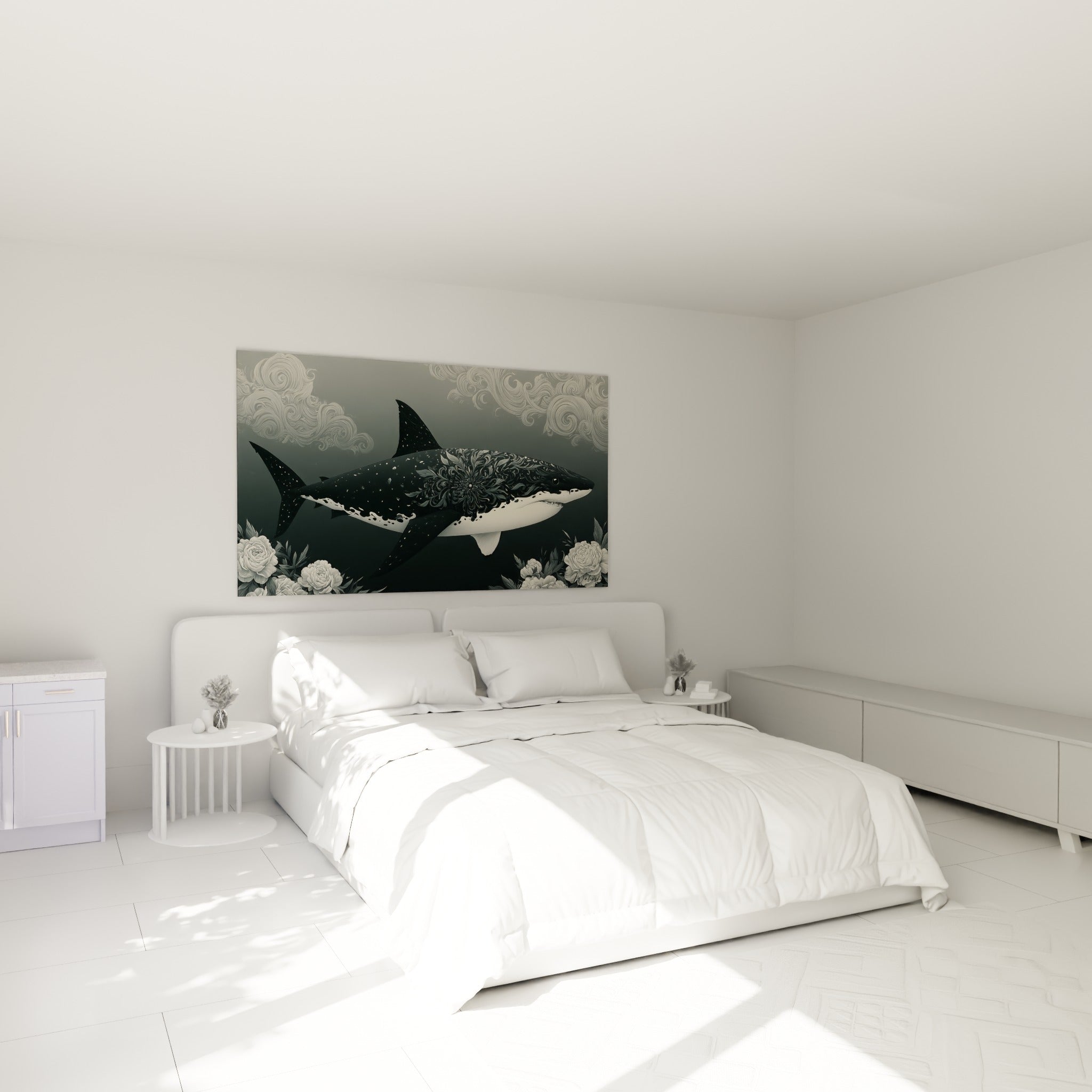 Requin noir et blanc paré de pivoines, accroché au-dessus d'un lit dans une chambre claire