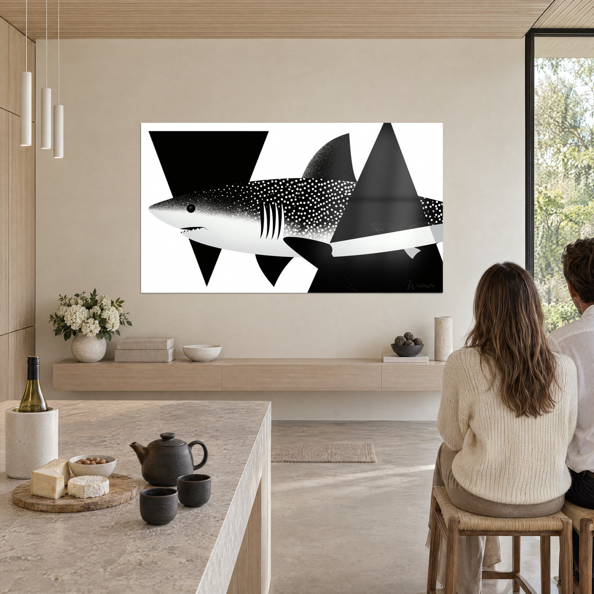 Tableau silhouette abyssale d'un requin, ventre blanc nacré et dos noir pointillé, face à une cuisine en bois clair et pierre