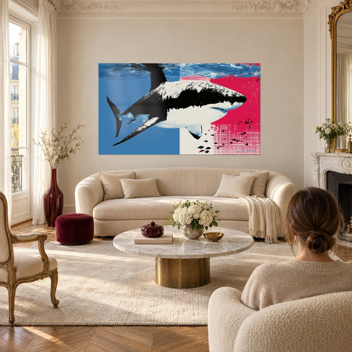 Gemälde Weißer Hai, in himmelblaue und fuchsiafarbene Farbflächen zerlegt, mit Rastermuster, über einem Sofa in einem hellen Wohnzimmer