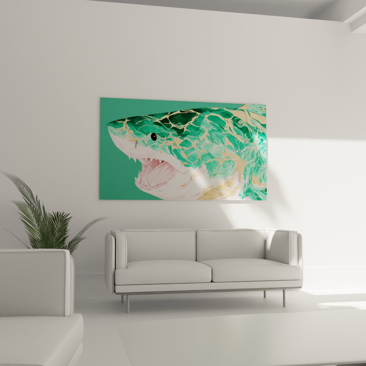 Mâchoire de requin rose et blanche cerclée d'or, suspendue au-dessus d'un canapé dans un salon lumineux