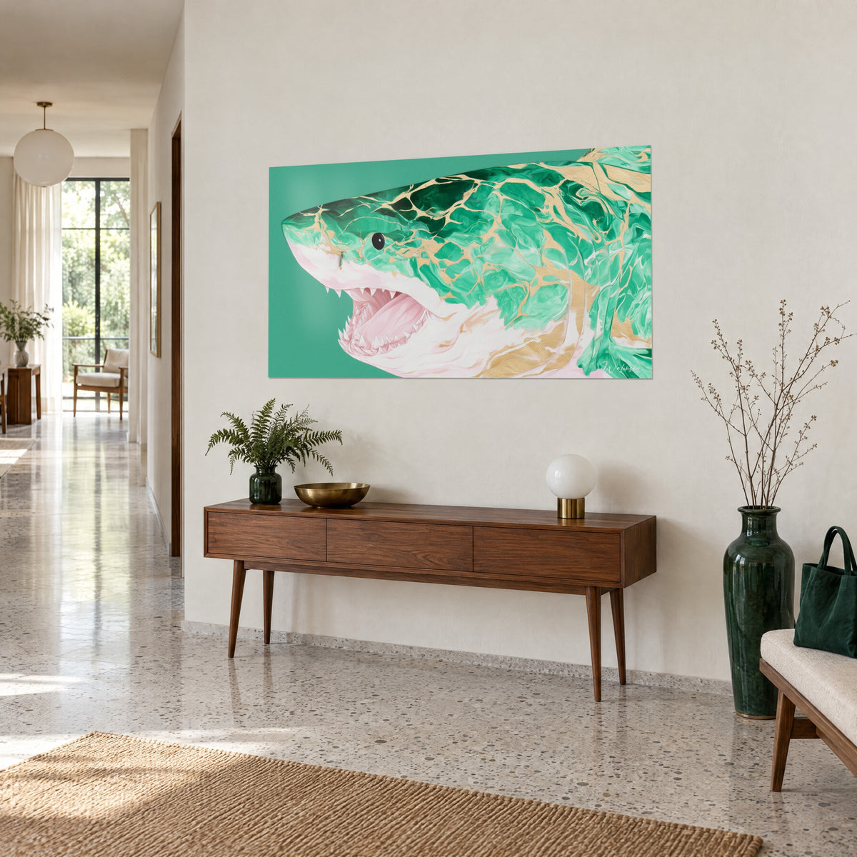 Tableau grand blanc en peinture jade et or, mâchoire rose grande ouverte, accroché au-dessus d'un buffet en bois en couloir