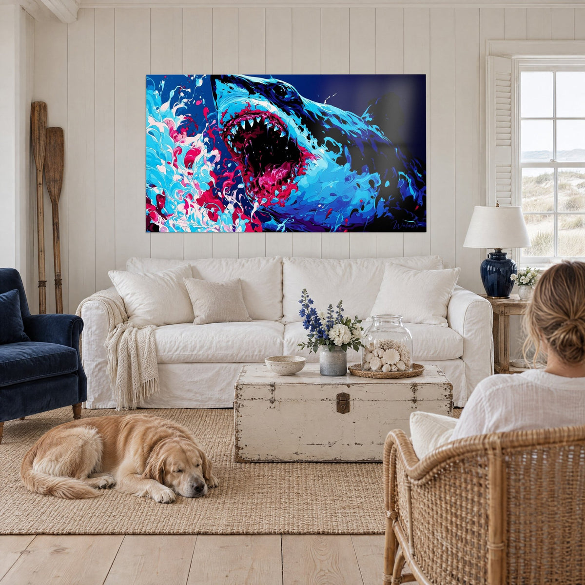 Schilderij witte haai met open bek, cyaankleurige en roze spatten, van achteren, liggende retriever, boven een bank in een lichte woonkamer