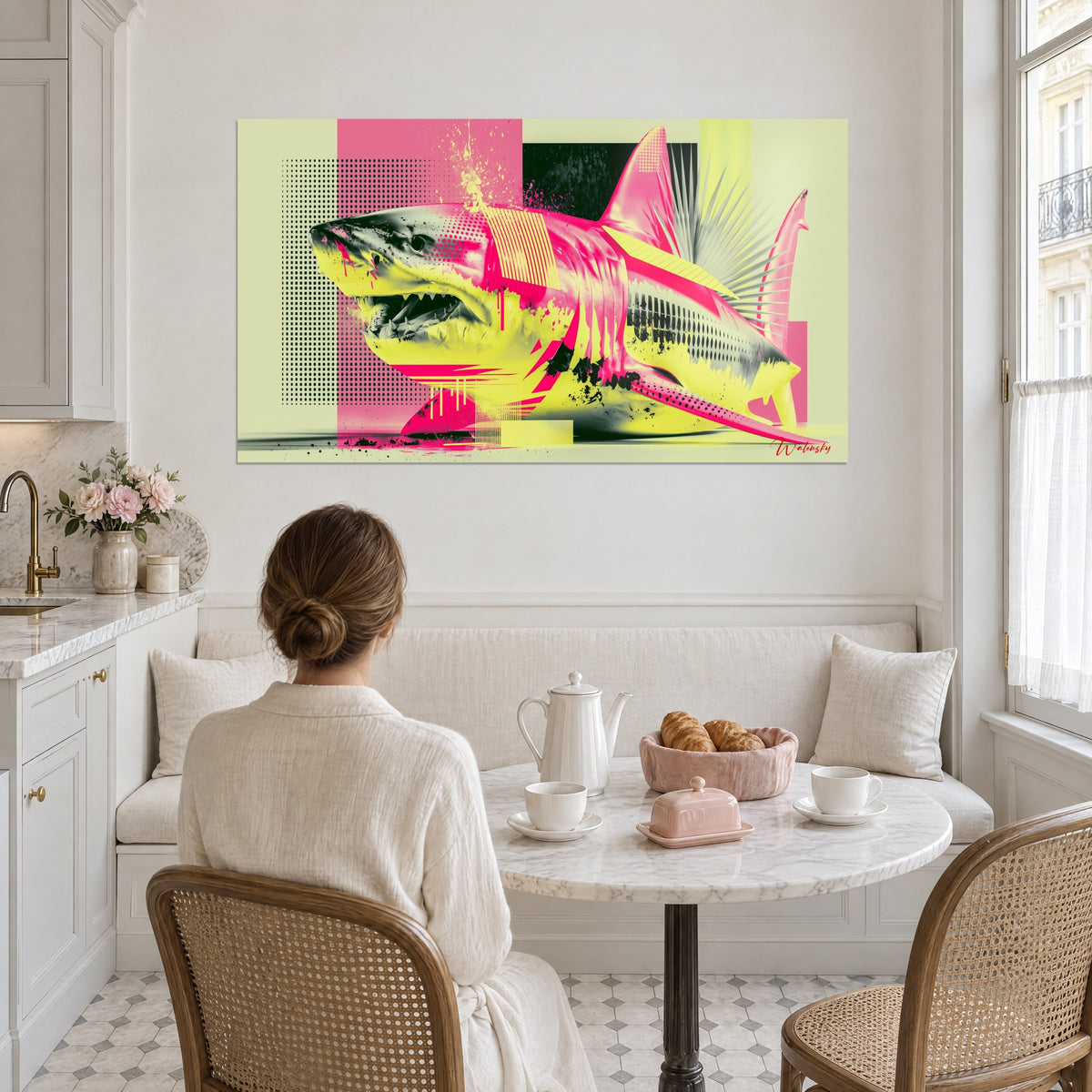 Tableau prédateur marin rose vif et jaune électrique, éclaboussures noires, au-dessus d'une banquette crème dans une cuisine ensoleillée