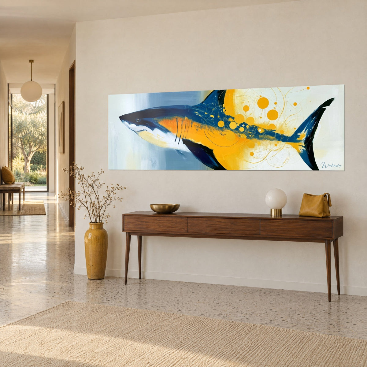 Quadro di squalo con pinne nere e ventre color senape, puntini dorati e linee sottili, su una parete beige, consolle in legno