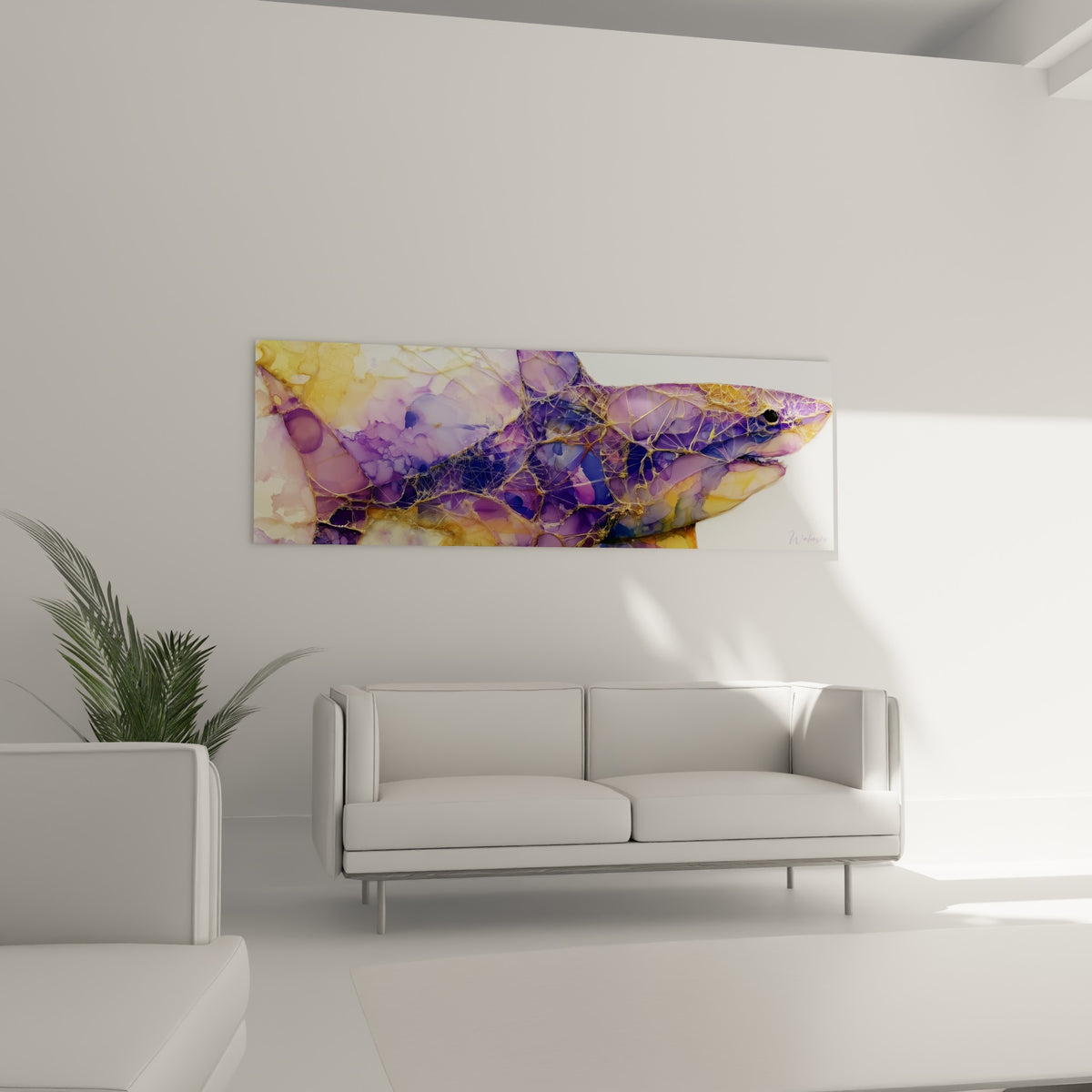Requin ocre et violet à l'effet marbré, suspendu au-dessus d'un canapé dans un salon lumineux.