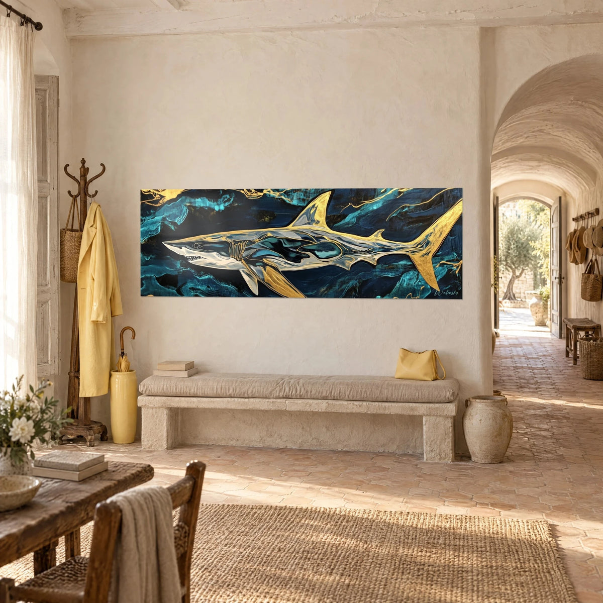 Schilderij zilveren haai met gouden rand, turquoise en zwarte golven, witte muur van een Provençaals landhuis, stenen bank en boog