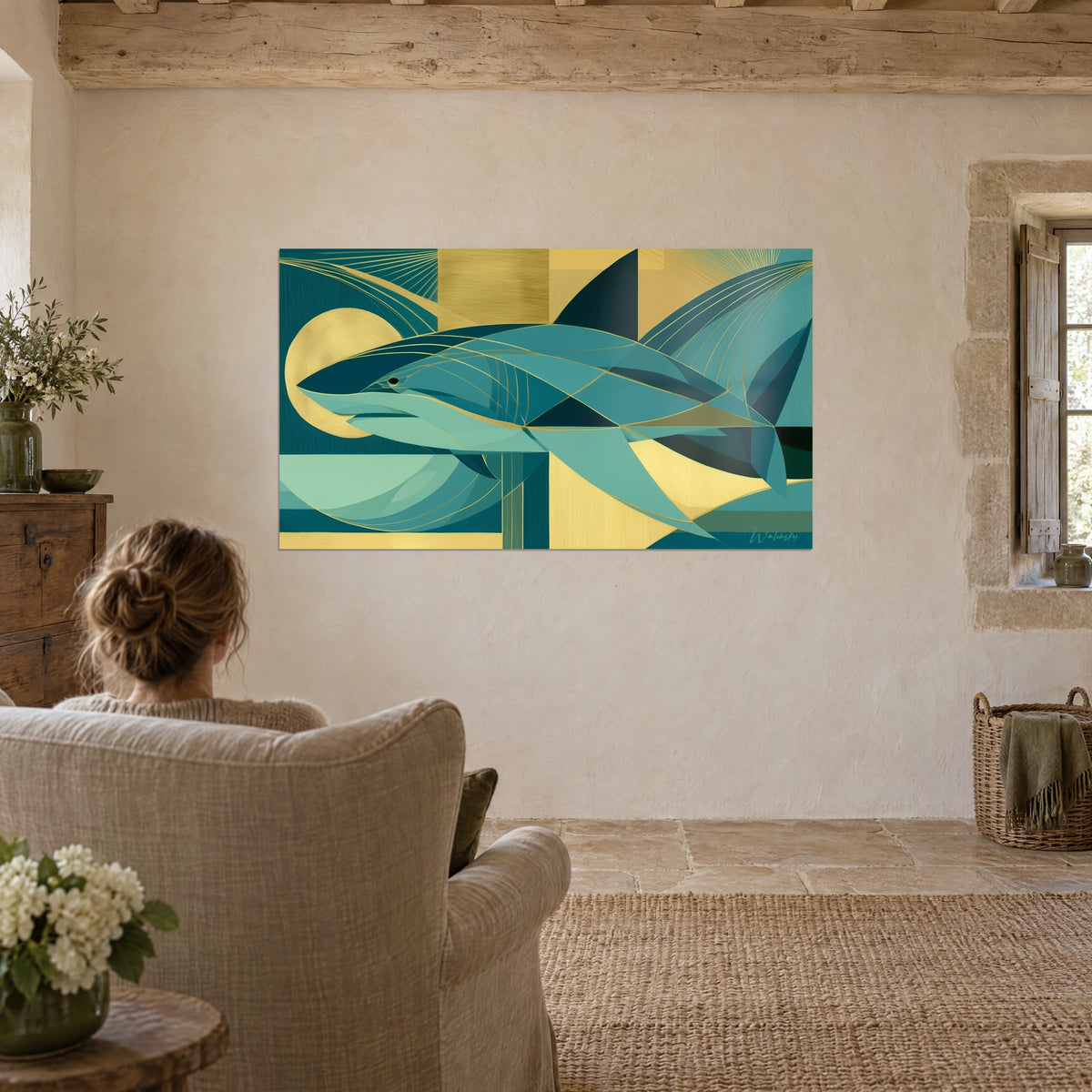Schilderij Art-decohaai in turquoise en goudocker, matte zon, vrouw van achteren in een linnen fauteuil, stenen muur