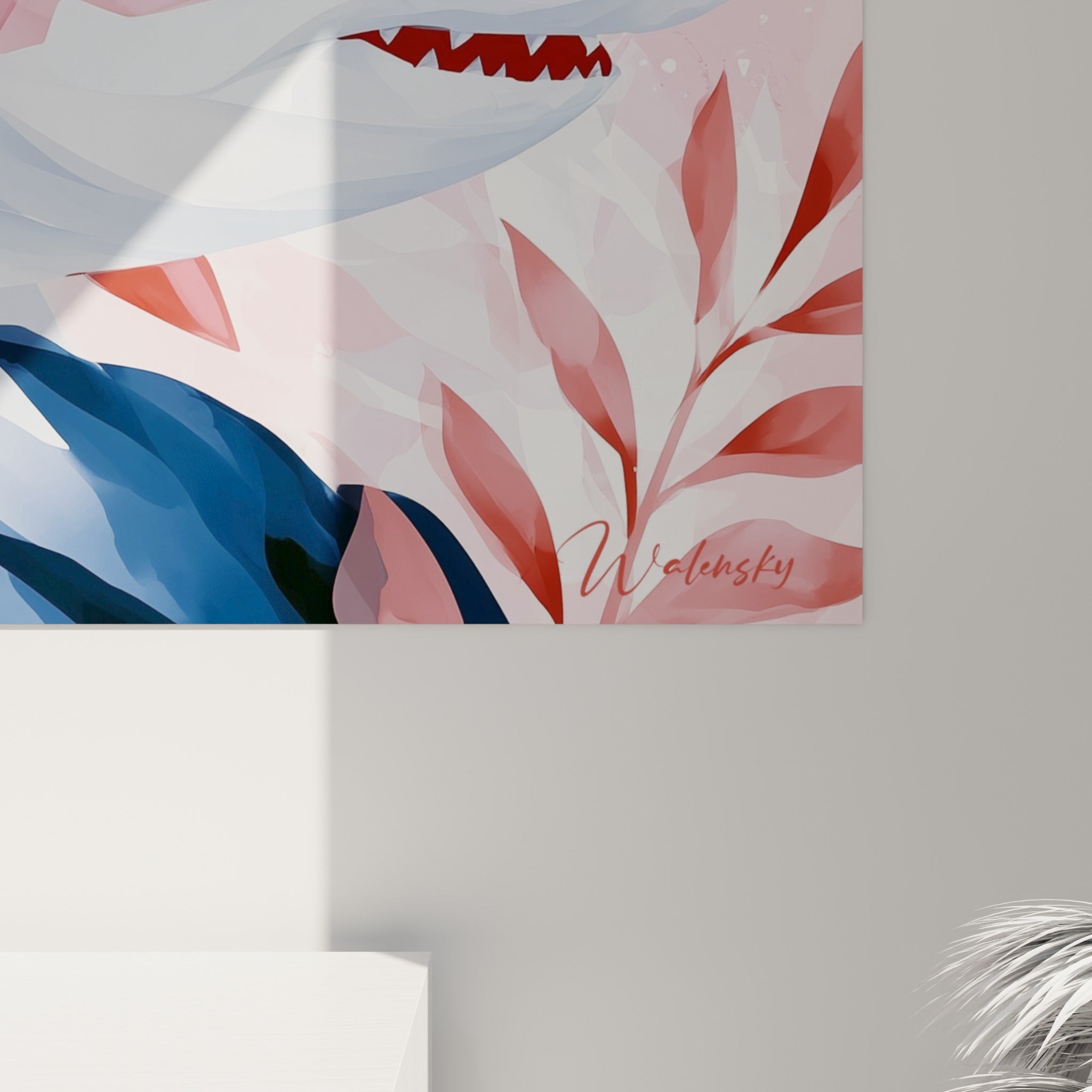 Empâtements aquarellés corail et bleu marine visibles en détail sur la toile du requin accrochée