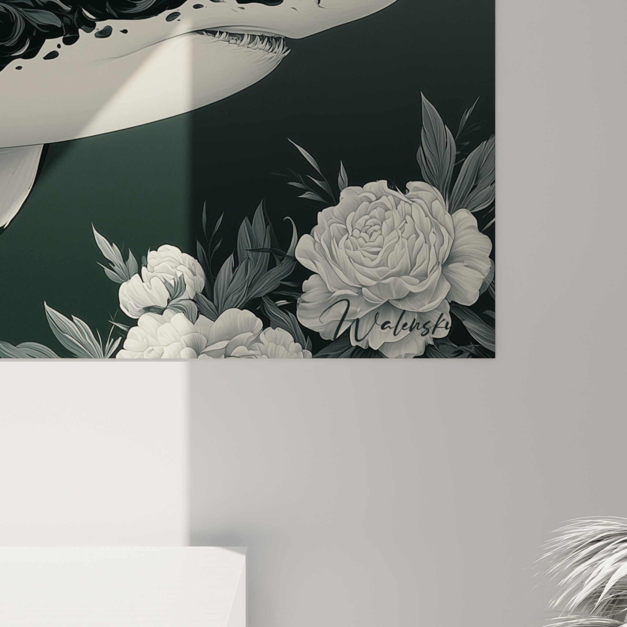 Grain brillant révélant les écailles pointillées noires et blanches du requin, motifs floraux gravés en détail