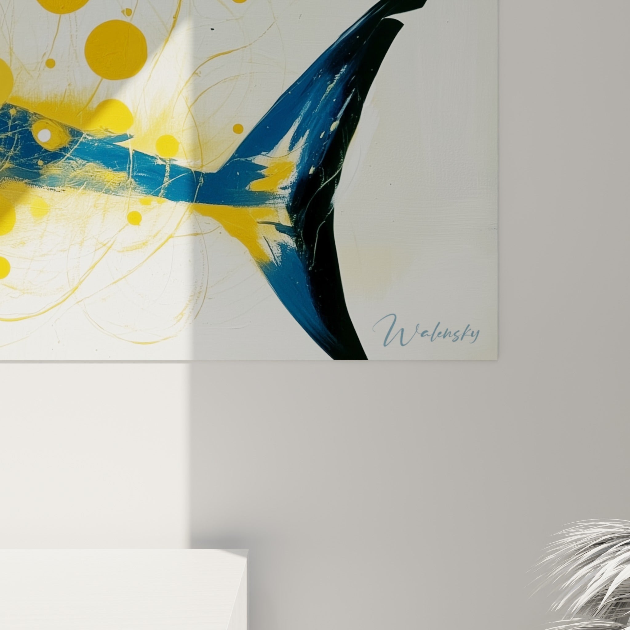 Empâtements bleu marine et éclats jaune moutarde visibles en gros plan sur la toile du requin