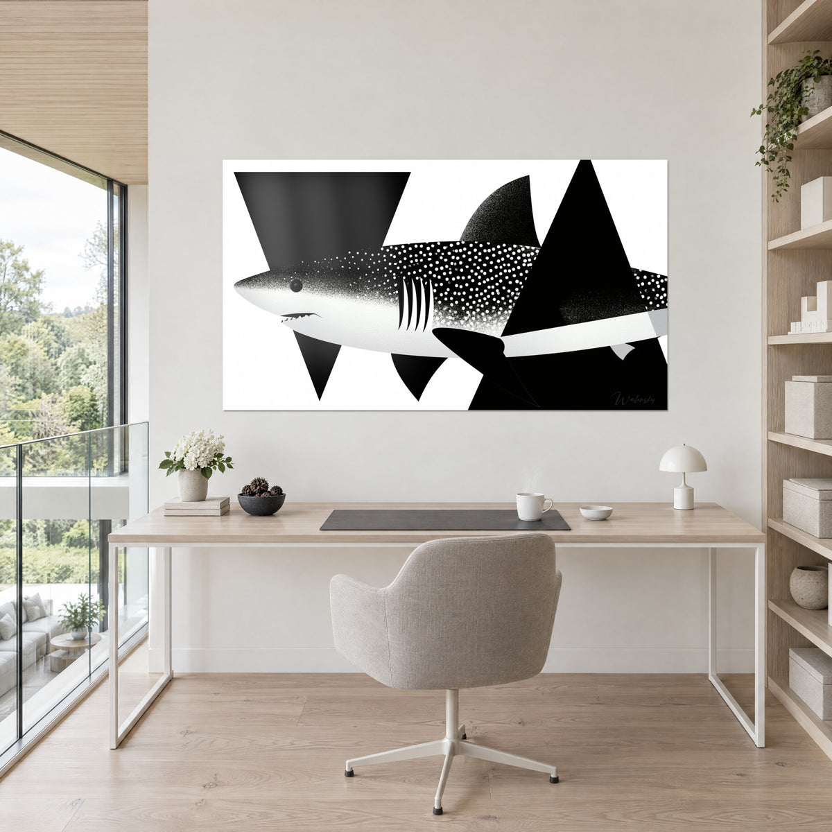 Tableau requin graphique aux triangles noirs sur fond blanc, mâchoire fine et dents minuscules, au mur d'un bureau en bois