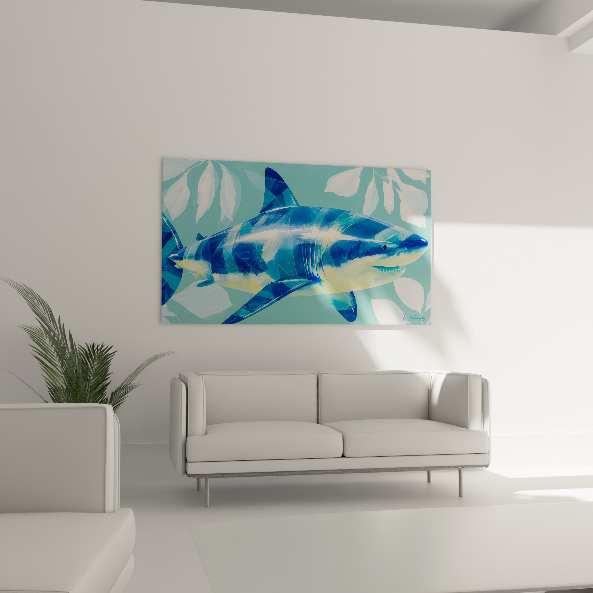 Nageoires bleu turquoise et ventre doré du requin accrochés au-dessus d'un canapé dans un salon lumineux