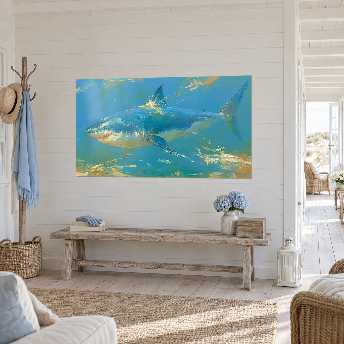 Quadro di uno squalo dalle pinne azzurre e crema, spesse pennellate d'oro, su una parete di legno bianco accanto a una console in legno
