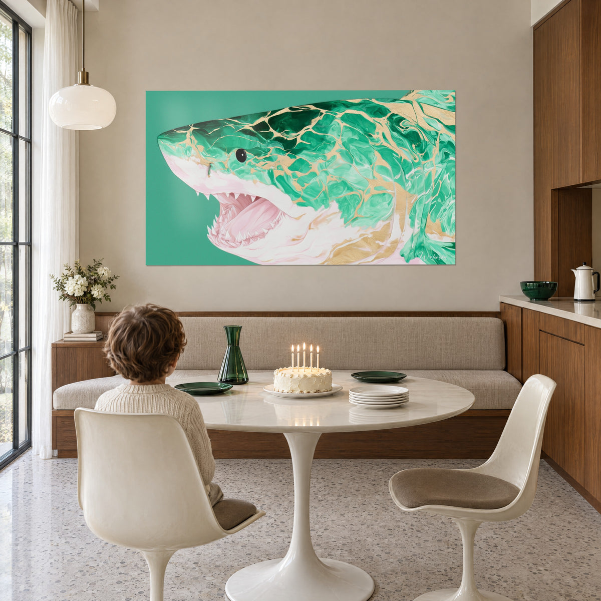 Tableau requin aux écailles marbrées de vert et d'or, œil noir luisant, derrière une table ronde blanche et un gâteau d'anniversaire