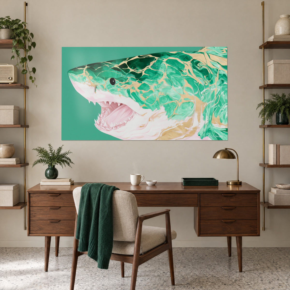Tableau poisson féroce en vert émeraude et feuille d'or, gueule rose entrouverte, au mur d'un bureau en noyer avec lampe laiton