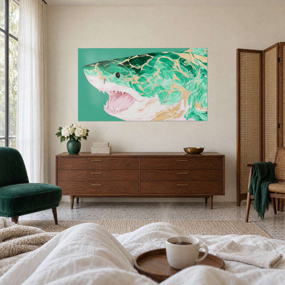 Tableau prédateur marin vert jade, dents blanches et palais rose, craquelures dorées, au-dessus d'un lit dans une chambre claire