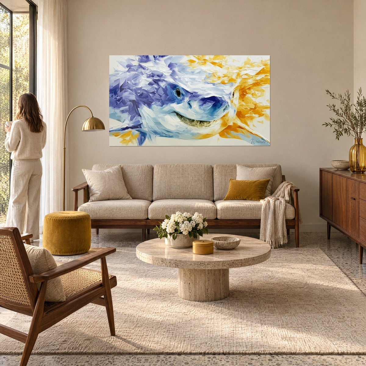 Gemälde Lächelnder Hai in Lavendelblau und Safrangelb, splitternde Textur, Frau von hinten über einem Sofa in einem hellen Wohnzimmer