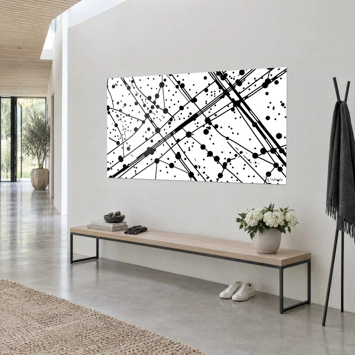 Schilderij abstract spinnenweb, dikke zwarte streken en gespatte stippen op puur wit, driekwart zicht, lichte houten bank
