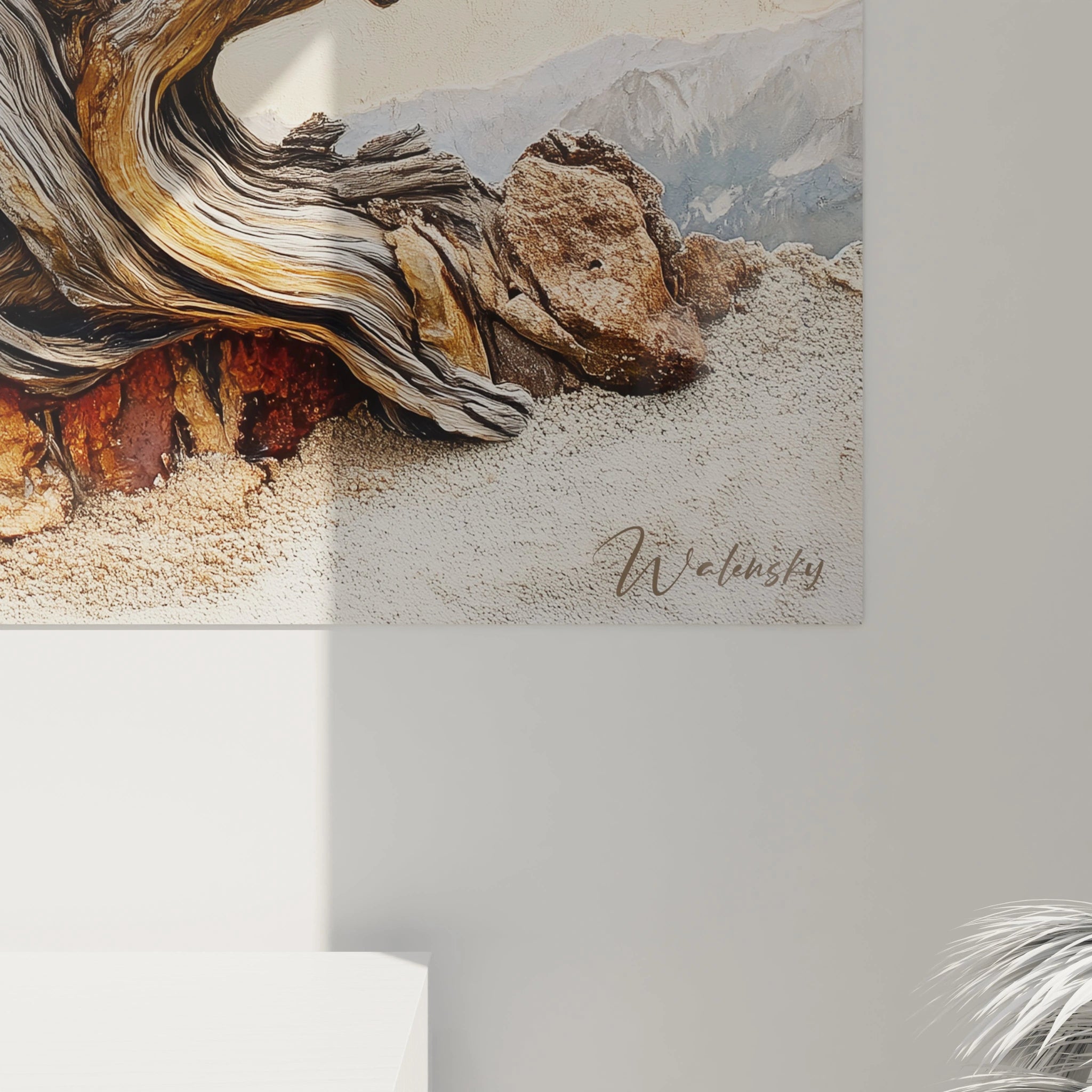 Un tableau paysage alpin présentant un arbre sculpté par les éléments, aux formes organiques et fluides, avec quelques touches de verdure persistante, ancré dans un sol rocailleux, se détachant devant une chaîne de montagnes aux teintes bleu pâle sur fond beige.
