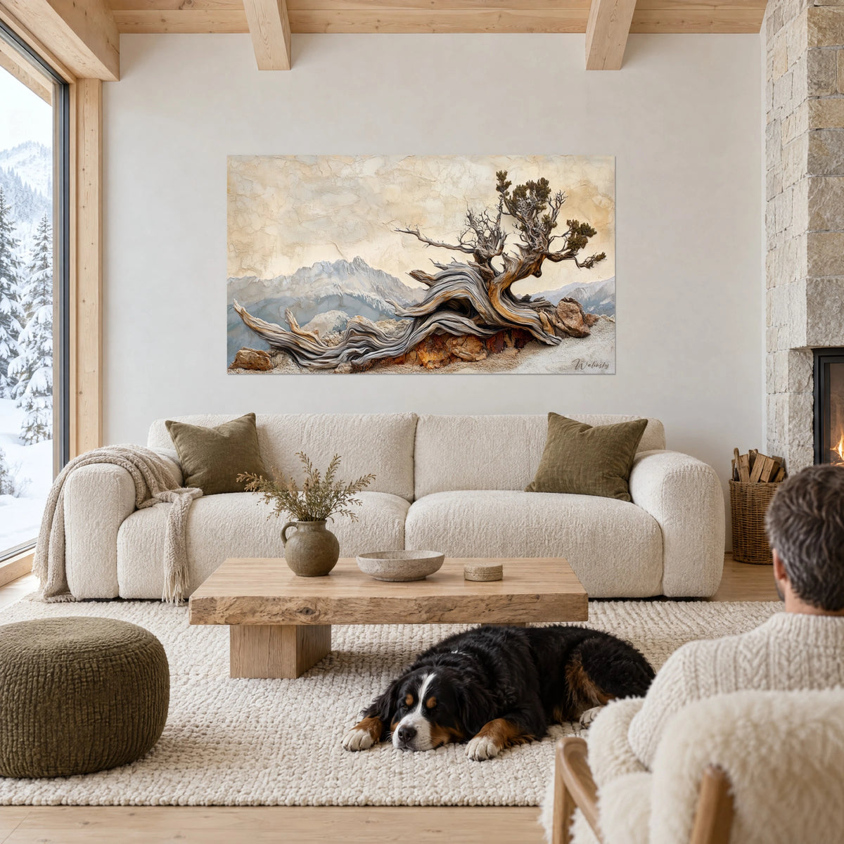 Tableau vieux pin tordu sur crête enneigée, bois gris argenté et ocre, chien noir couché au-dessus d'un canapé dans un salon lumineux