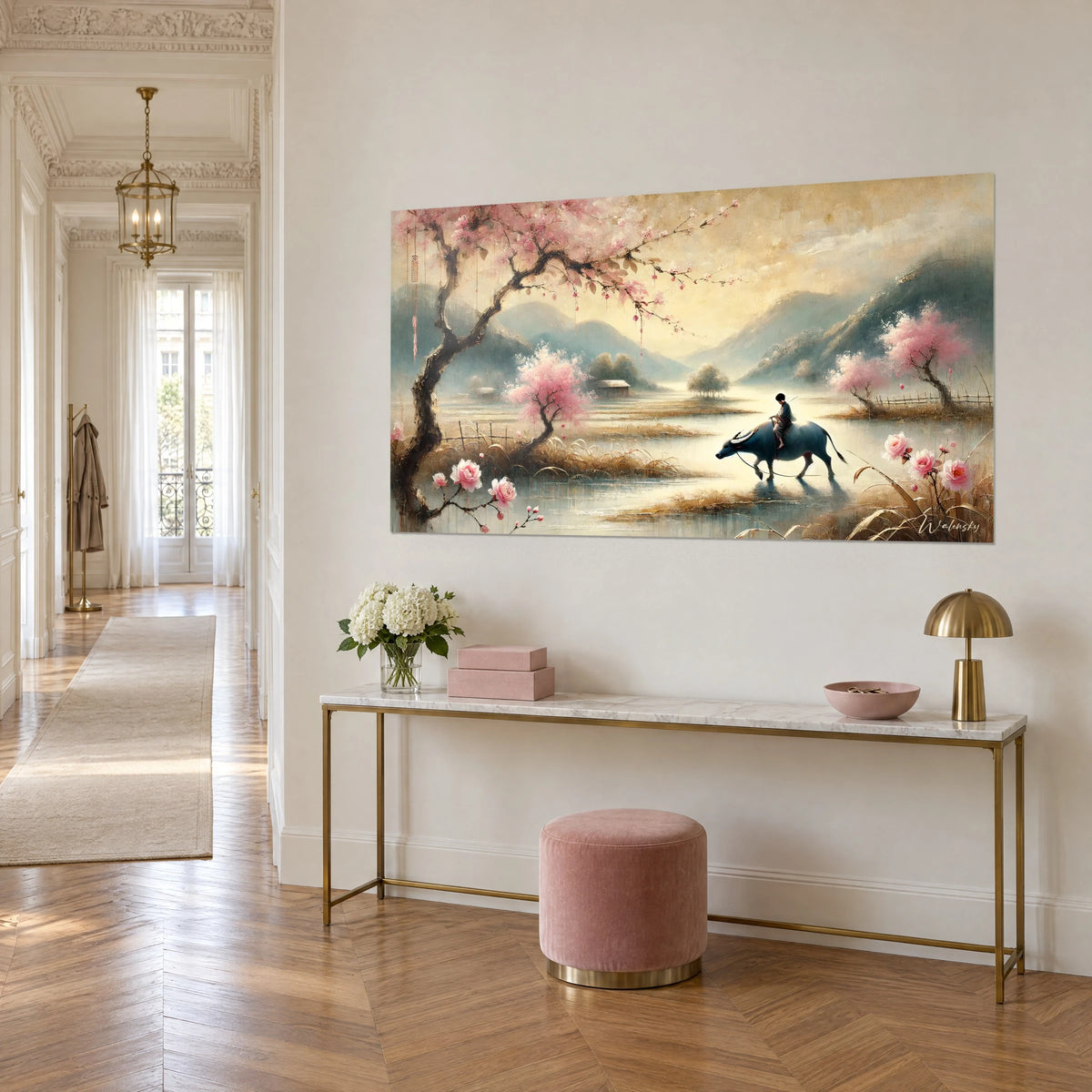 Quadro di un paesaggio nebbioso di risaie, ciliegio rosa contorto e colline verde-grigio, su una parete di corridoio in stile haussmanniano
