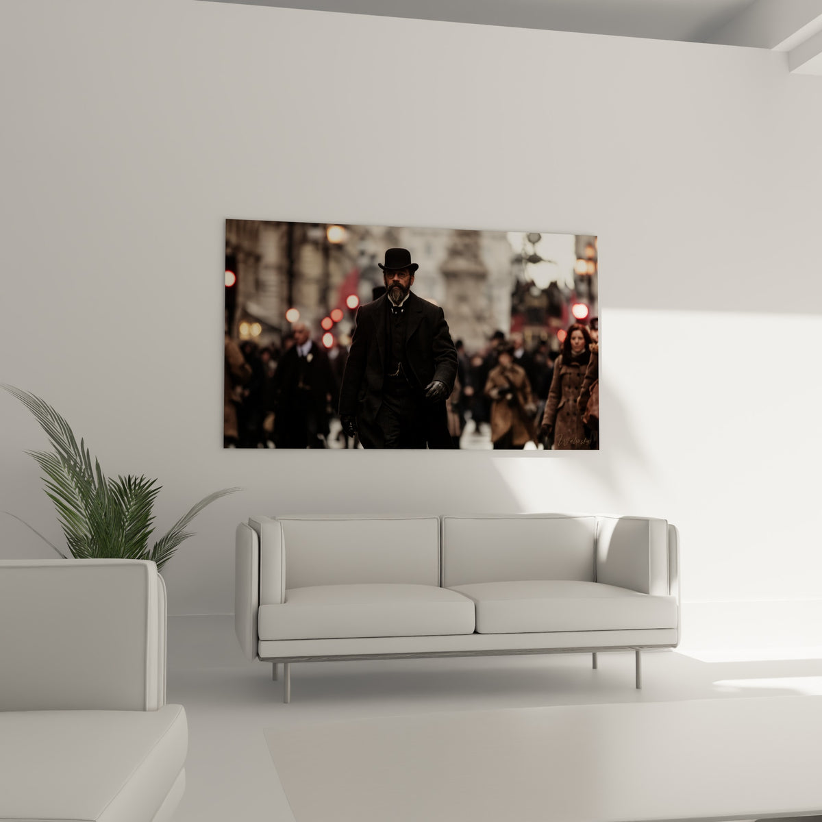 Personnage en noir au chapeau melon avançant parmi des silhouettes brunes, au-dessus d'un canapé dans un salon lumineux