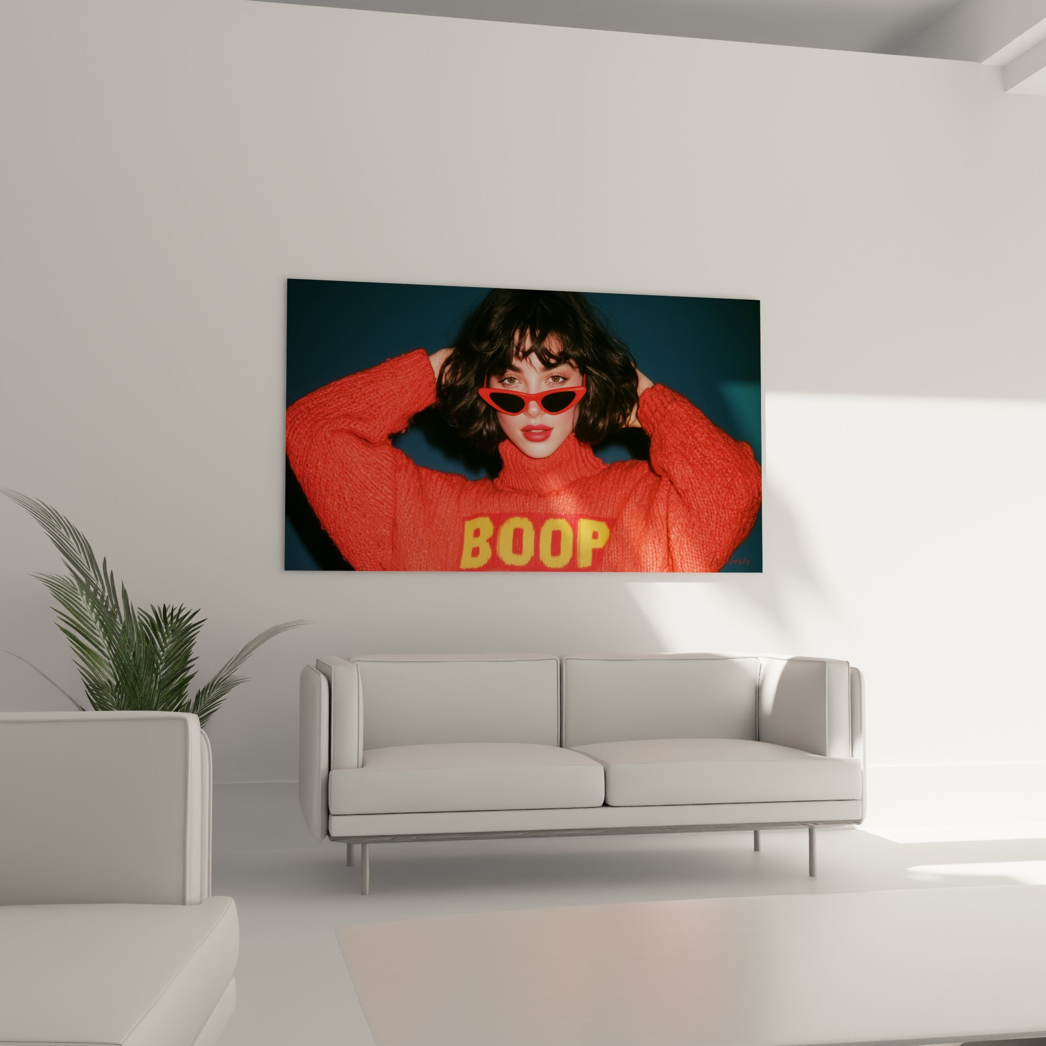 Regard affirmé sous lunettes rouges et pull corail typographié au-dessus d'un canapé dans un salon lumineux