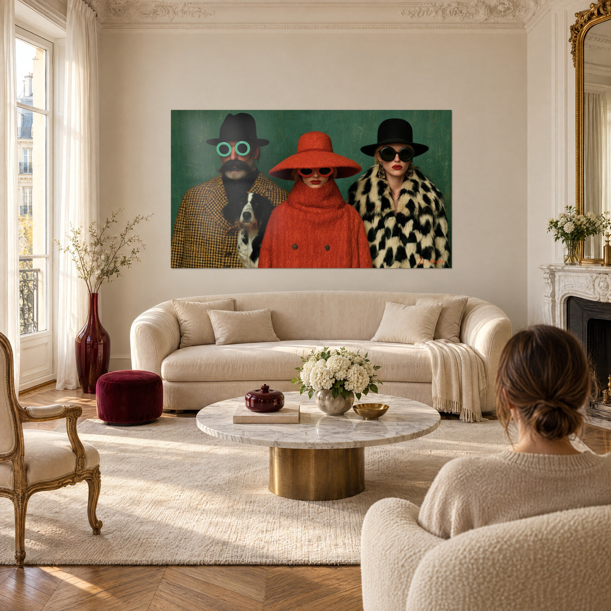 Tableau trio excentrique en chapeaux, manteau orange et fourrure tachetée sur fond vert, au-dessus d'un canapé dans un salon lumineux
