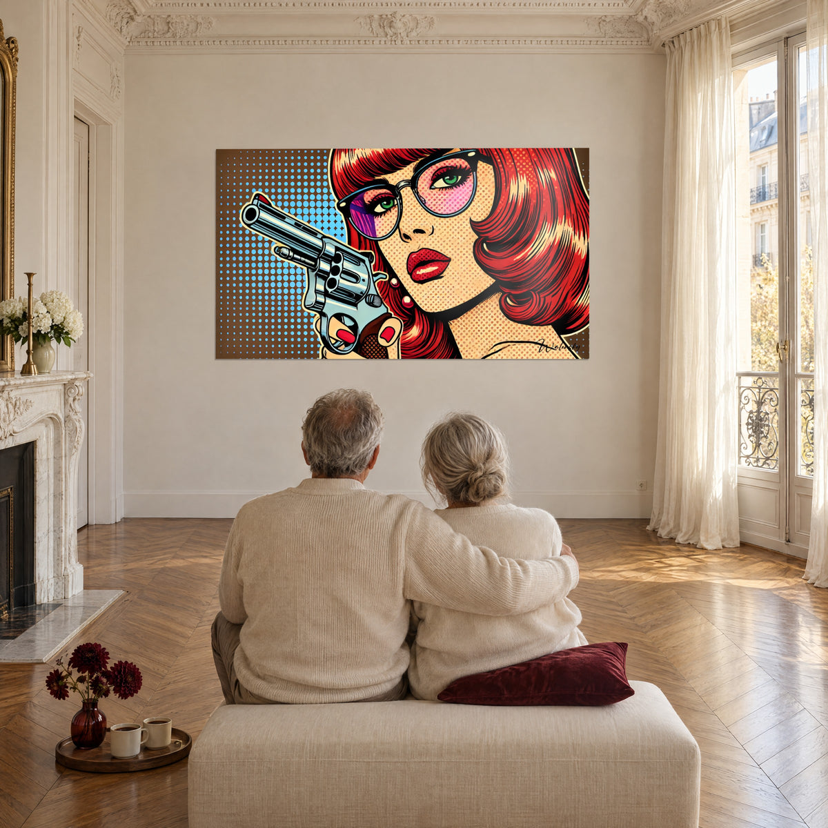 Πίνακας μούσας pop art με αλιζαρινί μαλλιά, πράσινο βλέμμα και μεταλλικό πιστόλι, θαυμάζεται από ζευγάρι de spalle σε σαλόνι Haussmann