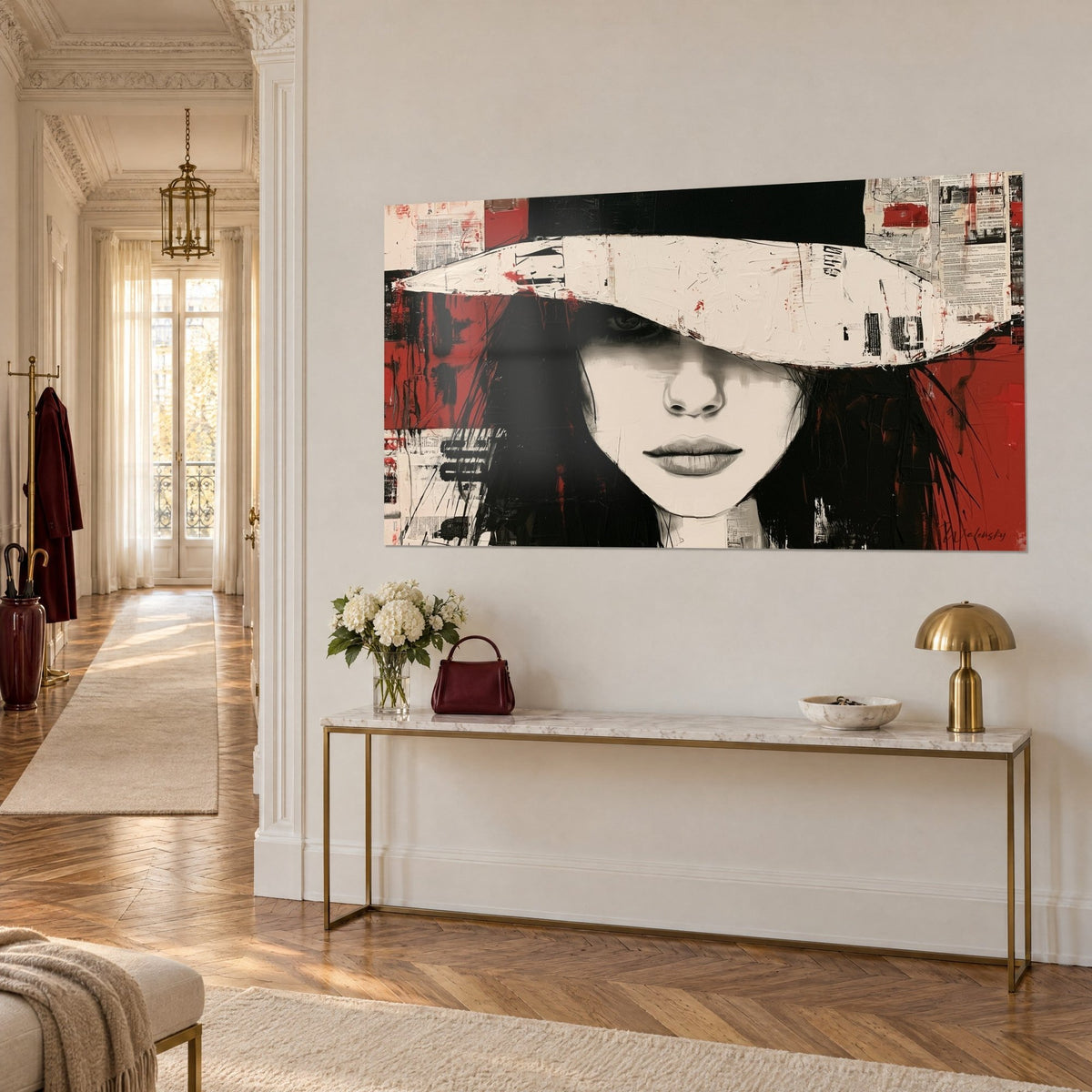 Cuadro retrato de incógnito, ala ancha marfil que oculta el ojo, fondo rojo carmín, visto de tres cuartos en una pared de estilo haussmanniano