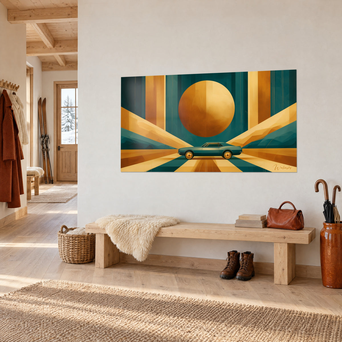 Quadro di una muscle car color smeraldo con cerchi dorati, disco ocra e strisce color zafferano, su una parete chiara sopra una panca in legno