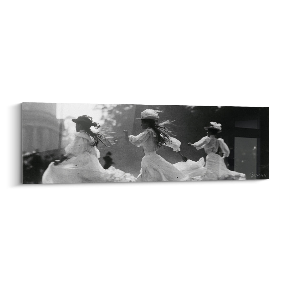 Trois danseuses en robes blanches et anthracite courent, cheveux au vent, photographie rétro